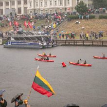 Neries krantinėse Vilniuje – tūkstančiai vėliavų ir „Tautiška giesmė“