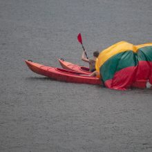 Neries krantinėse Vilniuje – tūkstančiai vėliavų ir „Tautiška giesmė“