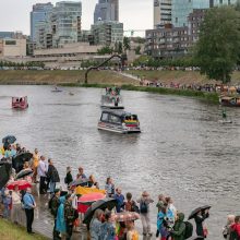 Neries krantinėse Vilniuje – tūkstančiai vėliavų ir „Tautiška giesmė“