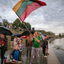 Neries krantinėse Vilniuje – tūkstančiai vėliavų ir „Tautiška giesmė“