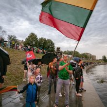 Neries krantinėse Vilniuje – tūkstančiai vėliavų ir „Tautiška giesmė“