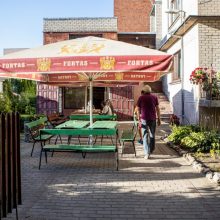 Vaizdo įrašas iš Purienų gatvės: pareigūnai gaivino žudytis bandžiusį vyrą