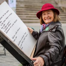 Nepriklausomybės aikštėje siektas skaitymo rekordas: pažiūrėkite, kiek laimingų veidų!