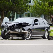 Smarki avarija Pramonės prospekte: automobiliai – suknežinti, sužalota moteris