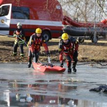 Lazdijų rajone išgelbėti du į Dusios ežerą įlūžę žmonės