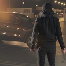 Tragdikomedija: į svetimą automobilį įlipęs vyras apiplėšė moterį ir privertė jį pavėžėti