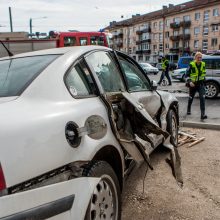 Tarsi užkeiktoje sankryžoje Kaune – masinė avarija, sužaloti trys žmonės