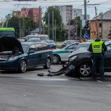 Tarsi užkeiktoje sankryžoje Kaune – masinė avarija, sužaloti trys žmonės