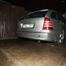 Privataus namo kieme Jonavos gatvėje į smegduobę įkrito „Mercedes-Benz“ 