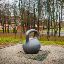 Menininko iššūkis sportininkams Santakos parke – toną sveriantis svarstis