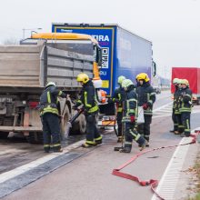 Magistralėje – dviejų krovininių automobilių avarija, viename jų – dujų balionai