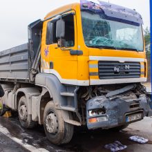 Magistralėje – dviejų krovininių automobilių avarija, viename jų – dujų balionai