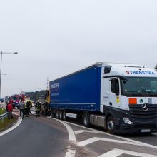 Magistralėje – dviejų krovininių automobilių avarija, viename jų – dujų balionai