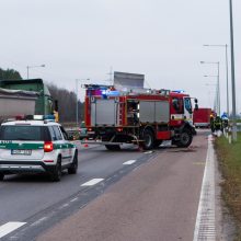 Magistralėje – dviejų krovininių automobilių avarija, viename jų – dujų balionai