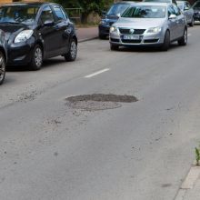 Atsargiai: Kauno gatvėse masiškai veriasi įgriuvos