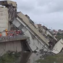 Italijoje sugriuvus greitkelio viadukui žuvo mažiausiai 30 žmonių