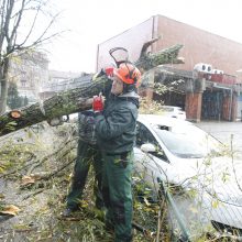 Vėtra uostamiestyje: niokojami automobiliai, į uostą neįplaukia laivai