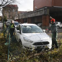 Vėtra uostamiestyje: niokojami automobiliai, į uostą neįplaukia laivai