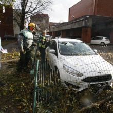 Vėtra uostamiestyje: niokojami automobiliai, į uostą neįplaukia laivai