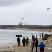 Laikas prie jūros: vieni grožėjosi, kiti – gaudė bangas