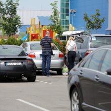 Spėlionės: automobilių aikštelė prie prekybos centro yra stebima vaizdo kameromis, tad policininkai abejoja, ar vagys būtų čia taip įžūliai darbavęsi.