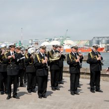 Akimirka: kiekvienais metais uvertiūra į Jūros šventę tampa jūrininkų pagerbimo ceremonija.