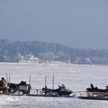 Kelionė: į žūklavimo vietas žvejai traukia įvairiausiais būdais.