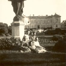 Tradicija: fotografuotis Palangoje, prie grafų Tiškevičių rūmų, buvo madinga jau tarpukariu.