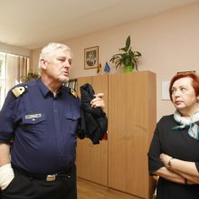 Apranga: A.Piepalius ir G.Skunčikienė džiaugiasi, kad jau yra sukomplektuotos naujosios Jūrų kadetų mokyklos uniformos.