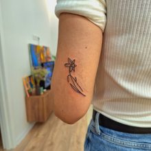 Netikėta: dar vienas meniškos merginos hobis – daryti tatuiruotes draugams.