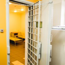 Įtariamas narkotinių medžiagų turėjimu vairuotojas atsidūrė areštinėje