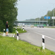 Į namus – pėsčiomis per autostradą ir žaidžiant su mirtimi