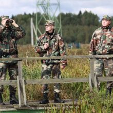 Įtampa Baltarusijos pasienyje: skundžiasi, kad pareigūnai sieną gina su senais „kalašnikovais“
