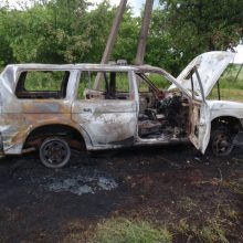 Girtas vyras sudegino policijos automobilį