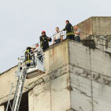 Ugniagesiai po derybų nuo „Respublikos“ viešbučio stogo nukėlė jauną vyrą