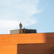 Ugniagesiai skubėjo gesinti užsiliepsnojusio įmonės stogo