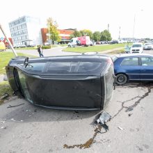 Per avariją Taikos prospekte automobilis nuvirto ant šono, yra sužeistųjų