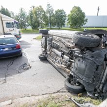 Per avariją Taikos prospekte automobilis nuvirto ant šono, yra sužeistųjų