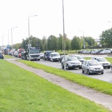 Per avariją Taikos prospekte automobilis nuvirto ant šono, yra sužeistųjų