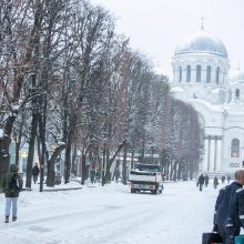 Neišsprendžiamas galvosūkis keliuose: barstomi visą parą, bet avarijų – apstu