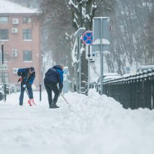 Neišsprendžiamas galvosūkis keliuose: barstomi visą parą, bet avarijų – apstu