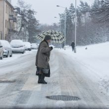 Neišsprendžiamas galvosūkis keliuose: barstomi visą parą, bet avarijų – apstu