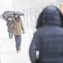 Neišsprendžiamas galvosūkis keliuose: barstomi visą parą, bet avarijų – apstu