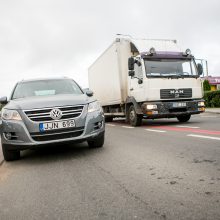 Ramučiai surengė protestą ir blokavo kelią: sunkiasvoriai automobiliai varo iš proto