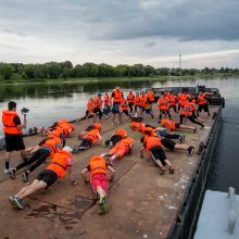 Sporto entuziastai netradicinę treniruotę surengė ir baržoje