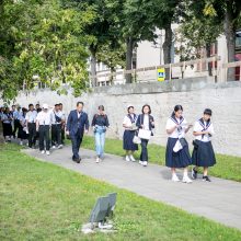 Japonų moksleiviai gervių Kaune nelankstė – iš popieriaus karpė debesis