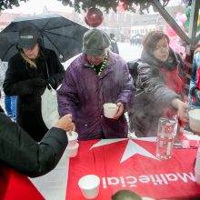 Žmonių gerumas kvepia žirniene: kartu su skurstančiais – prezidentė ir vyskupas