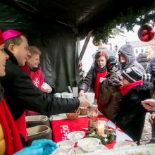 Žmonių gerumas kvepia žirniene: kartu su skurstančiais – prezidentė ir vyskupas