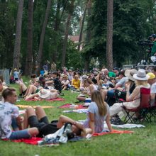 Praūžė „Akacijų alėjos“ festivalis: muzikos mylėtojų neišgąsdino net didžiulė liūtis