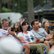 Praūžė „Akacijų alėjos“ festivalis: muzikos mylėtojų neišgąsdino net didžiulė liūtis